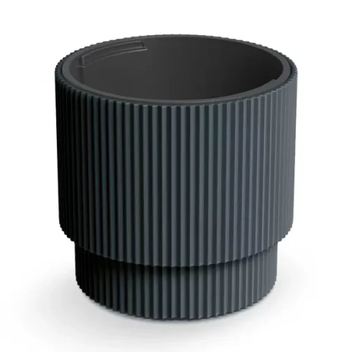 Antracytowa donica Milly 40 cm DBMIN400 Prosperplast. Okrągła doniczka z pionowymi żłobieniami na białym tle z widocznym czarnym wkładem.