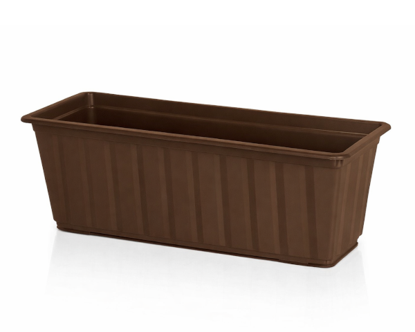 Brązowa skrzynka balkonowa Agro 40 cm IS400 Prosperplast. Klasyczna podłużna doniczka w kolorze ciemnego brązu na białym tle.