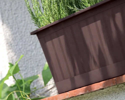 Brązowa skrzynka balkonowa Agro 40 cm z ziołami ustawiona na zewnętrznym parapecie.webp
