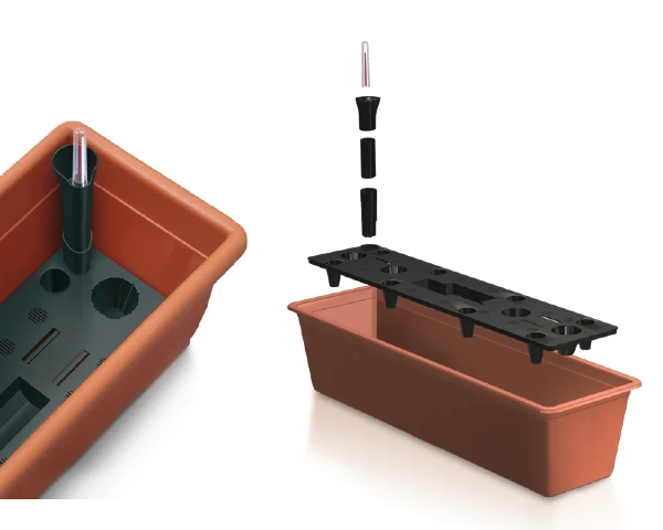System nawadniania do skrzynki Balcony Can 60 cm. Plastikowy wkład ze wskaźnikiem poziomu wody pokazany wewnątrz donicy.