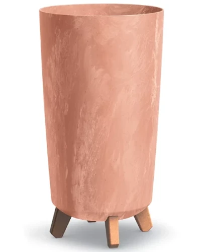 Wysoka doniczka Gracia Tubus Slim Beton Effect w kolorze terakoty na białym tle.