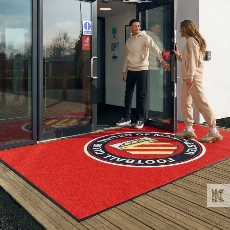 Wytrzymała mata logo zewnętrzna z serii Outdoor prezentująca precyzyjne krawędzie naniesionej grafiki reklamowej.