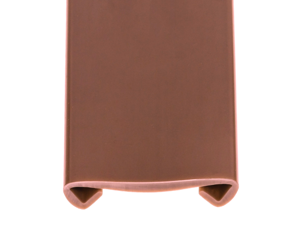 Zbliżenie na przekrój elastycznej okładziny poręczowej 40x6 mm w głębokim kolorze miedzianym.
