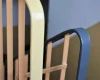 Plastikowa listwa poręczówka, która stabilnie i sztywno obejmuje stalowy płaskownik balustrady na odnowionej klatce schodowej.