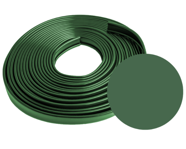 Zielona okładzina poręczowa 40x6 mm z PCV, zwinięta w rolkę o długości 20 m wraz z próbką koloru.