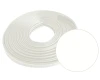 Biała okładzina poręczowa 30x8 mm z PVC, zwinięta w rolkę o długości 20 m wraz z próbką koloru.