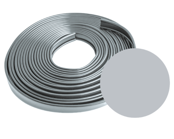 Srebrna okładzina poręczowa 40x6 mm z PVC, zwinięta w rolkę o długości 20 m wraz z próbką koloru.