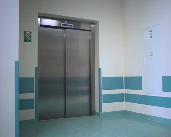Zabezpieczenie naroży pionowych przy użyciu odpornej na uderzenia odbojnicy narożnej w strefie wind.