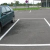 Znakowanie poziome parkingu przy użyciu szybkoschnącej farby Soppec Tracing 750 ml.