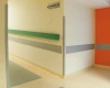 Profil ochronny PVC z serii AcroMat zabezpieczający krawędź ściany przed obiciami w intensywnie użytkowanym korytarzu poradni lekarskich.