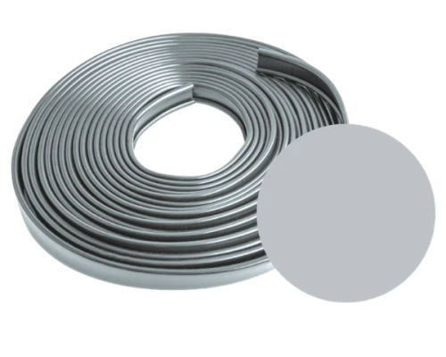 Srebrna okładzina poręczowa 40x8 mm z PVC, zwinięta w rolkę o długości 20 m wraz z próbką koloru.