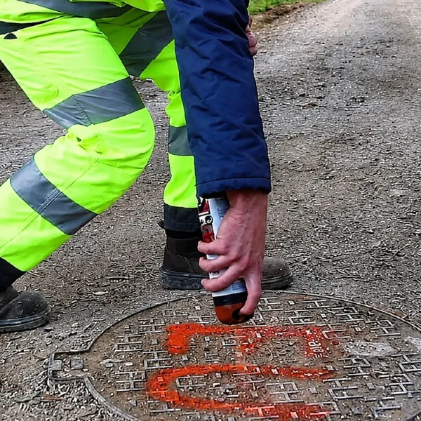 Znakowanie tras podziemnych kabli elektroenergetycznych odblaskowym lakierem Soppec Track Marker 500 ml.