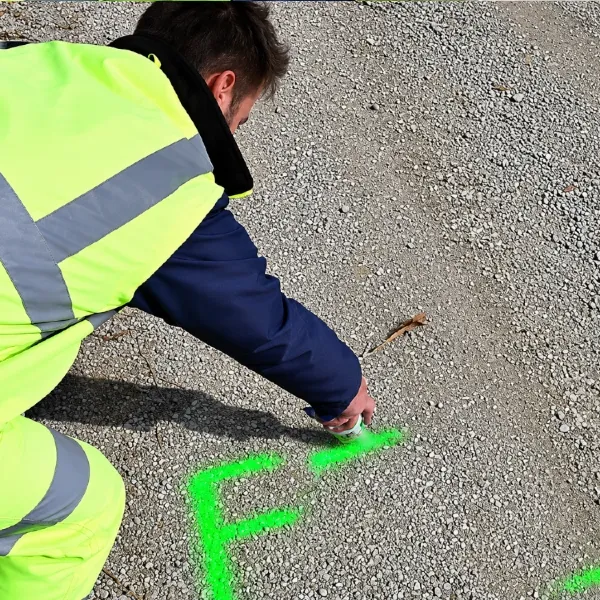 Identyfikacja punktów sieci teletechnicznych na gruncie jaskrawym znacznikiem Soppec Track Marker 500 ml.