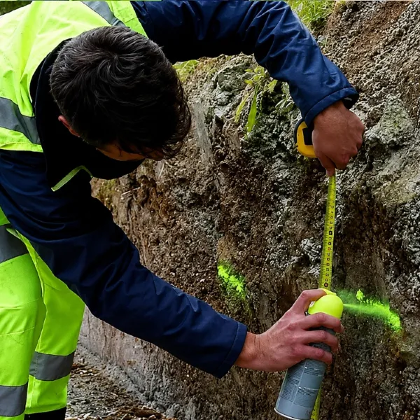 Oznaczanie przebiegu podziemnych instalacji gazowych odblaskową farbą Soppec Track Marker 500 ml.