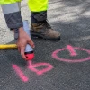 Utrwalanie punktów osnowy i pikiet pomiarowych różowym sprayem Soppec Track Marker 500 ml.