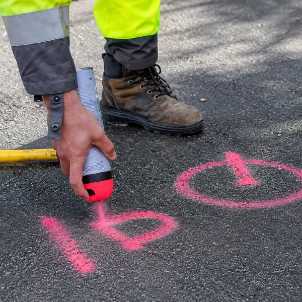 Utrwalanie punktów osnowy i pikiet pomiarowych różowym sprayem Soppec Track Marker 500 ml.