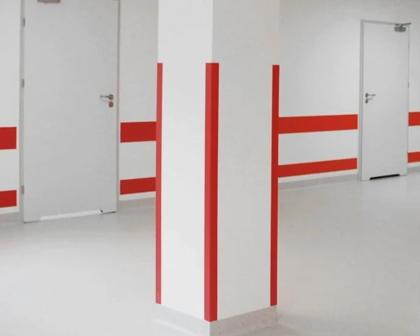 Elastyczny kątownik ścienny AcroMat zabezpieczający nietypowy narożnik na korytarzu szpitalnym.