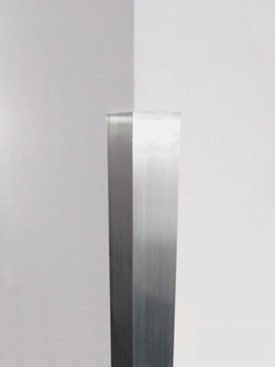 Narożnik aluminiowy o długości 100 cm i przekroju ramion 20x20 mm przeznaczony do ochrony ścian.