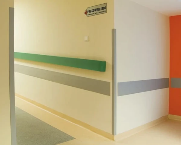 Listwy na ścianę AcroMat zastosowane w miejscu o dużym natężeniu ruchu.