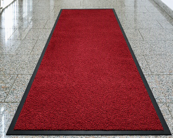 Chodnik antypoślizgowy Strongmata 150x360cm w kolorze bordowym położony w holu urzędu miasta.