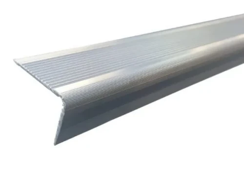 Narożnik ochronny na krawędź schodów 150 cm, 4x2,5 cm.