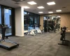 Mata na siłownię wykorzystana w dużej, profesjonalnej siłowni.