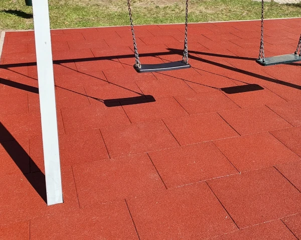 Przykład realizacji inwestycji z wykorzystaniem płyt na plac zabaw SBR.