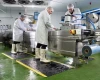 Maty antyzmęczeniowe z żółtym rantem ostrzegawczym wykorzystane jako element BHP w nowoczesnym laboratorium.
