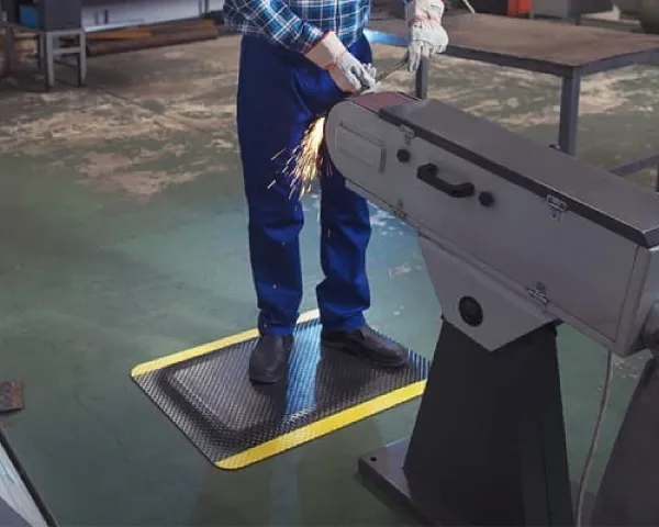 Mata antyzmęczeniowa Komfort Safety zastosowana w zakładzie produkcyjnym.