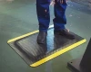 Zbliżenie na fakturę maty antyzmęczeniowej Komfort Safety podczas codziennej pracy w zakładzie produkcyjnym.