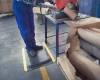 Zastosowanie maty antyzmęczeniowej Komfort Safety jako elementu poprawiającego bezpieczeństwo i komfort pracy w nowoczesnym zakładzie produkcyjnym.