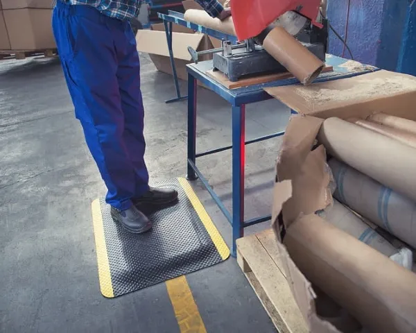 Zastosowanie maty antyzmęczeniowej Komfort Safety jako elementu poprawiającego bezpieczeństwo i komfort pracy w nowoczesnym zakładzie produkcyjnym.