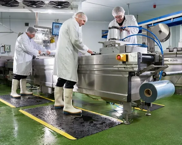 Mata antyzmęczeniowa Komfort Safety zastosowana w zakładzie produkcyjnym.