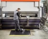 Prezentacja maty antyzmęczeniowej Komfort Safety jako elementu BHP w nowoczesnym zakładzie produkcyjnym.