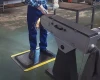 Mata antyzmęczeniowa Komfort Safety wykorzystana w nowoczesnym zakładzie produkcyjnym.