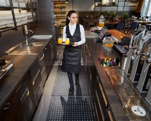 Maty higieniczne z drenażem K-Mat zastosowane jako element podnoszący komfort pracy w restauracji.