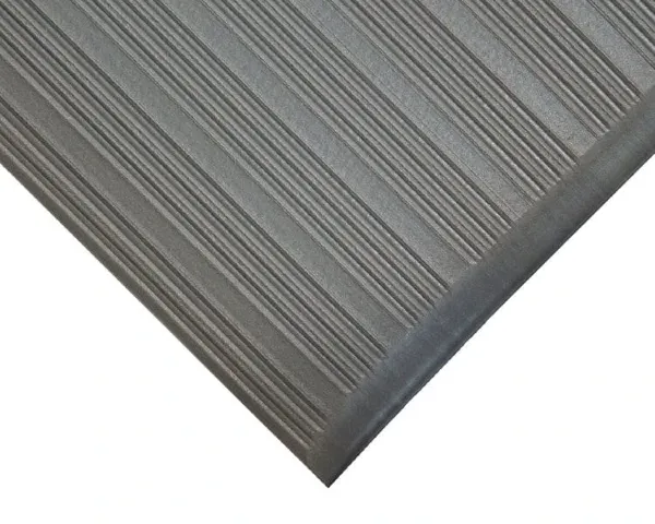 Zbliżenie na fakturę i rant maty antyzmęczeniowej Orthomat Ribbed 120x200 cm.