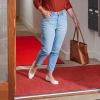 Wycieraczka tekstylna Strongmata w kolorze bordowym położona w strefie wejściowej na klatkę schodową.