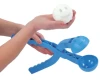 Gotowa kula śnieżna o średnicy 80 mm ulepiona za pomocą niebieskiego automatu Snowballee 1.