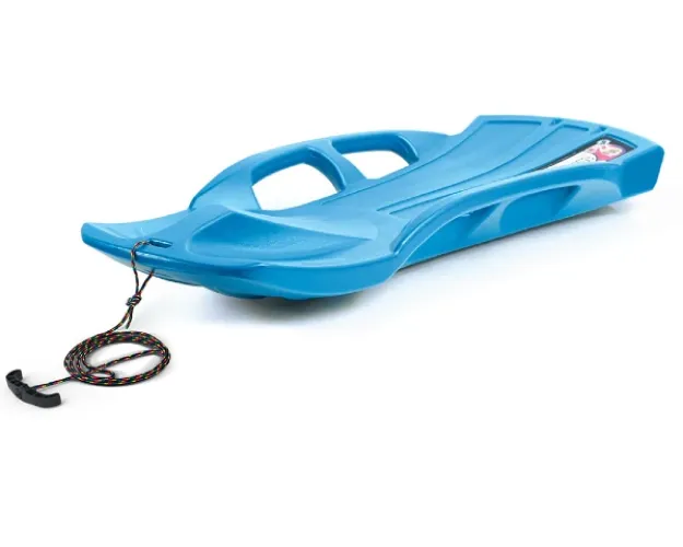 Długi niebieski ślizgacz dwuosobowy Prosperplast Snow Train o długości 110 cm z linką do ciągnięcia.