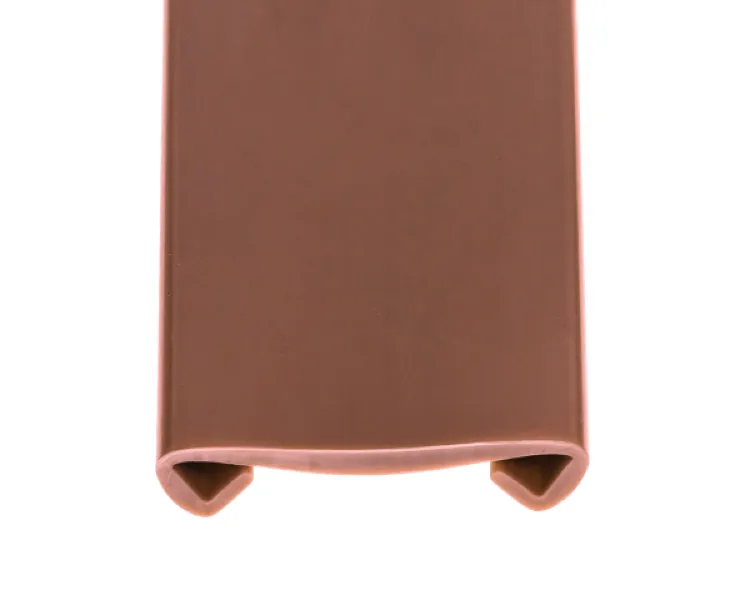 Zbliżenie na przekrój elastycznej okładziny poręczowej 30x8 mm w głębokim kolorze miedzianym.