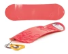 Czerwona plastikowa deska snowboardowa Prosperplast Snowboard S o długości 68 cm z kolorową linką.