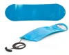 Niebieska plastikowa deska snowboardowa Prosperplast Snowboard S o długości 68 cm z kolorową linką.