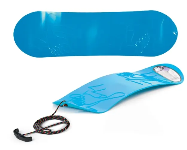 Niebieska plastikowa deska snowboardowa Prosperplast Snowboard S o długości 68 cm z kolorową linką.