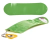 Zielona plastikowa deska snowboardowa Prosperplast Snowboard S o długości 68 cm z kolorową linką transportową.