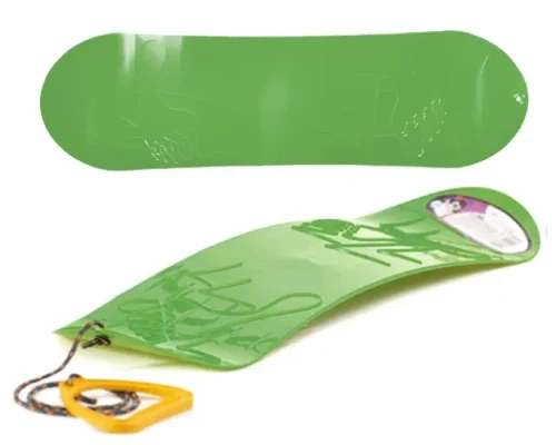 Zielona plastikowa deska snowboardowa Prosperplast Snowboard S o długości 68 cm z kolorową linką transportową.