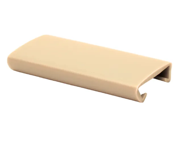 Zbliżenie na przekrój elastycznej listwy poręczowej 40x6 mm w kolorze sosnowego drewna.