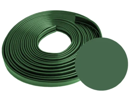 Zielona okładzina poręczowa 40x8 mm z PCV, zwinięta w rolkę o długości 20 m wraz z próbką koloru.