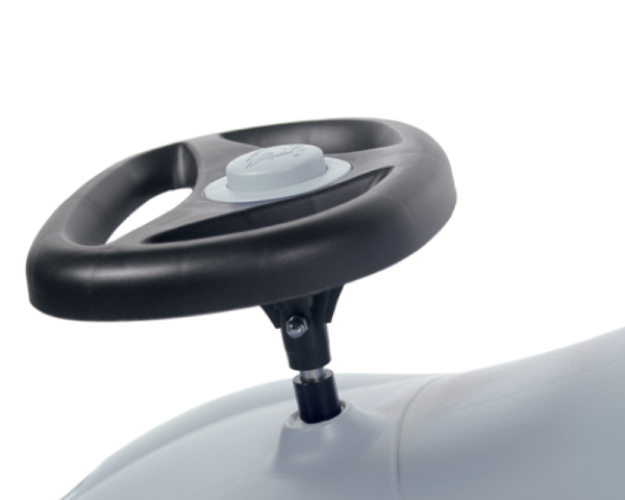 Zbliżenie na ergonomiczną kierownicę z mechanicznym klaksonem dźwiękowym w niebieskim jeździku Brumee Sportee.