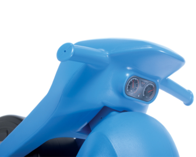 Zbliżenie na ergonomiczną, szeroką kierownicę motorową w niebieskim jeździku biegowym Brumee Speedee.